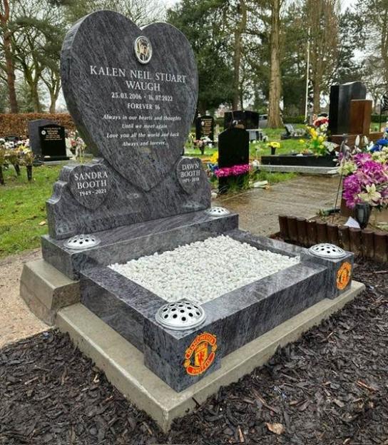 A gray, heart-shaped gravestone for Kalen Neil Stuart Waugh (2006-2022) with Manchester United insignias at the base.