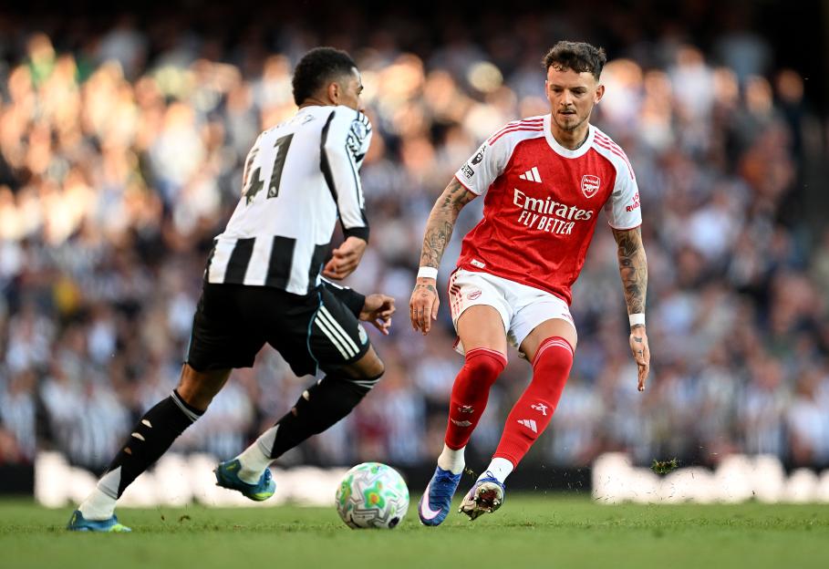 Ben White of Arsenal puts Jacob Ramsey of Newcastle United under pressure.