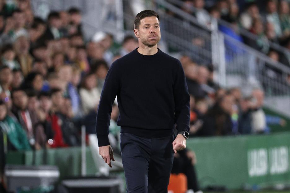 Xabi Alonso on the sidelines during a LaLiga match.