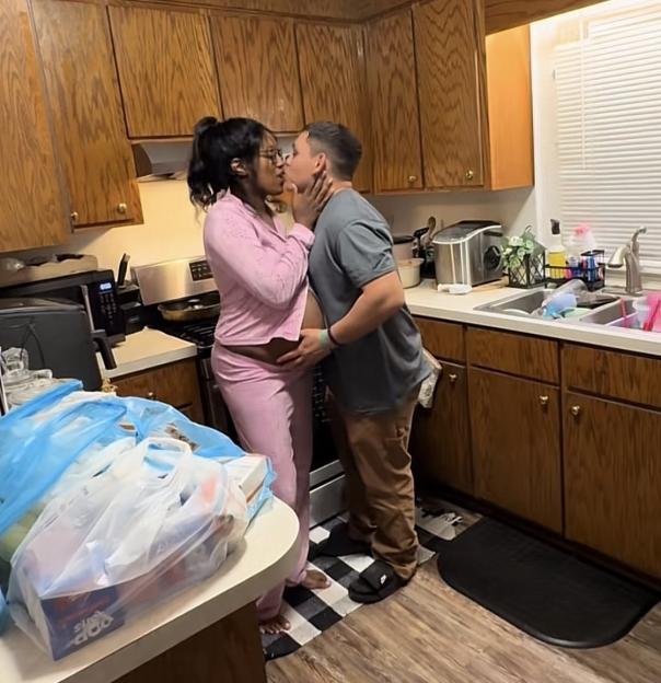 'Meet the 24-Year-Old Parents of 7: How Our Big Family Helps Us Make Ends Meet!'