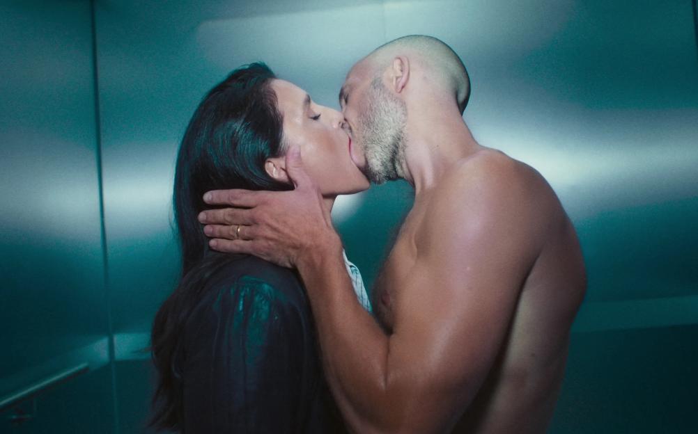 Jessie Ware and her husband share a passionate kiss in the music video for "Sauna."