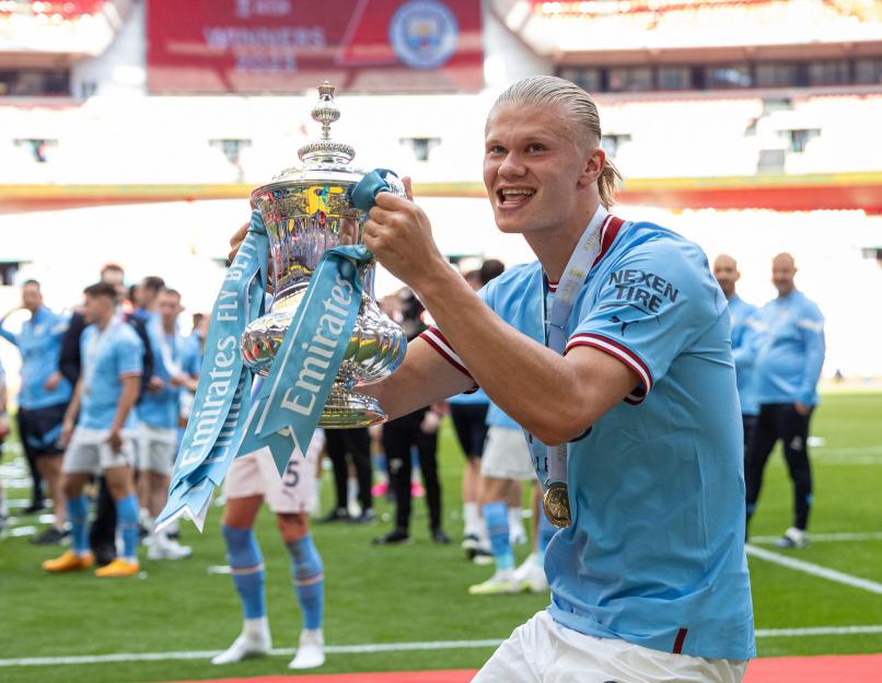 London, UK. 4th June, 2023. Manchester City's Erling Haaland (front) celebrates with the trophy after the FA Cup Final match between Manchester City and Manchester United in London, Britain, on June. 3, 2023. Man City won 2-1. Credit: Xinhua/Alamy Li