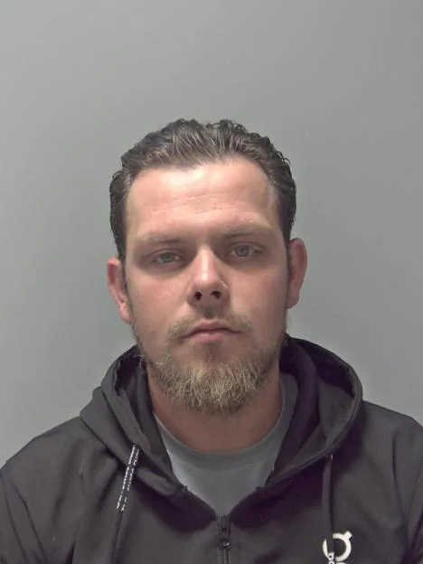 Moment cops ram & smash windows of runaway prisoner – after he was jailed for killing own robbery accomplice in crash
