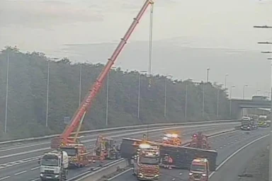 M1 closed in both directions after lorry overturns near East Midlands Airport with drivers warned of huge queues