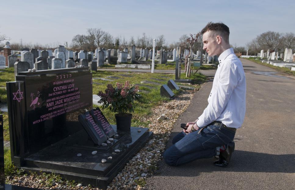Blake Fielder Civil Visits Grave Of Amy Winehouse For First Time