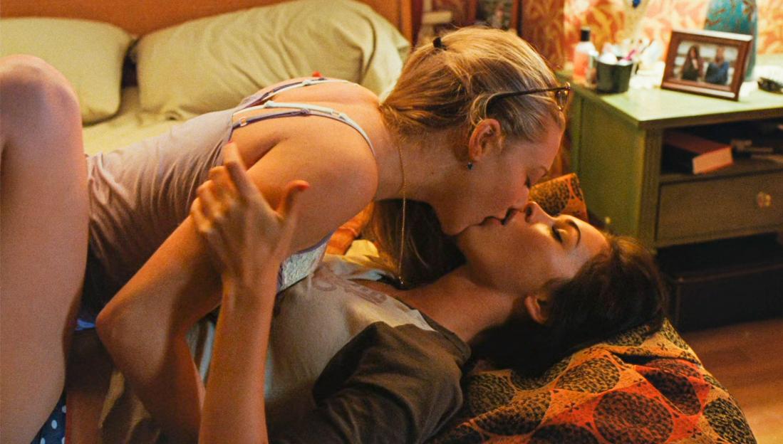 USA. Amanda Seyfried and Megan Fox in a scene from the (C)Twentieth Century Fox film: Jennifer's Body (2009)..Plot: A newly-possessed high-school cheerleader turns into a succubus who specializes in killing her male classmates. Can her best friend pu