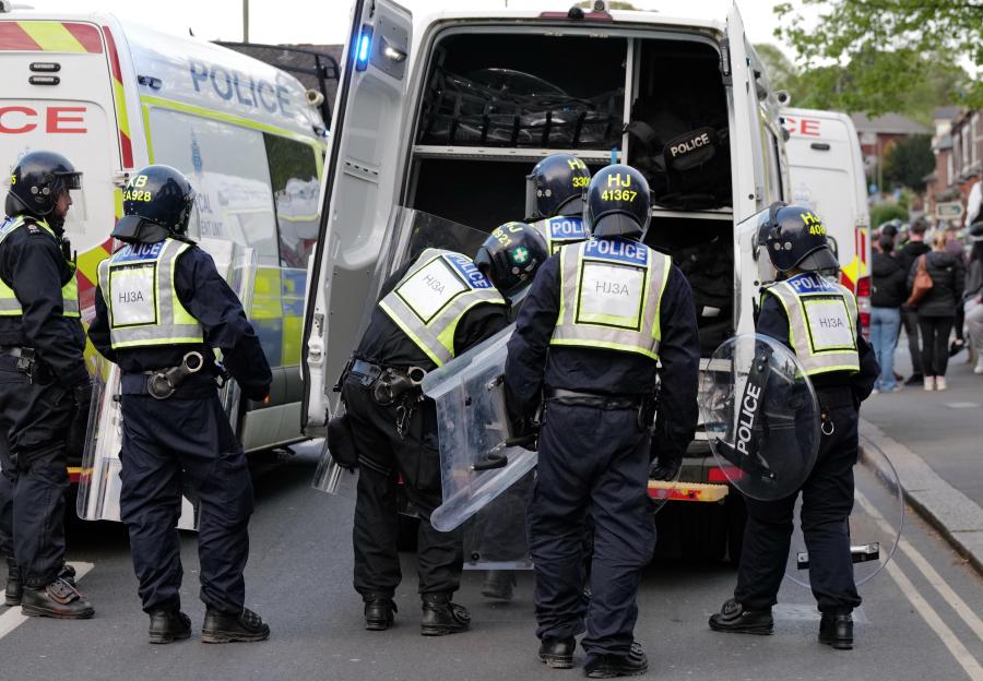 W8media..w8media Epsom High Street protest ..Crowds gather in Epson today and march towards the town hall. .Chaos erupts in the high street as protestors egg the police outside several hotels in the Surrey town of Epsom..Please see story for more inf