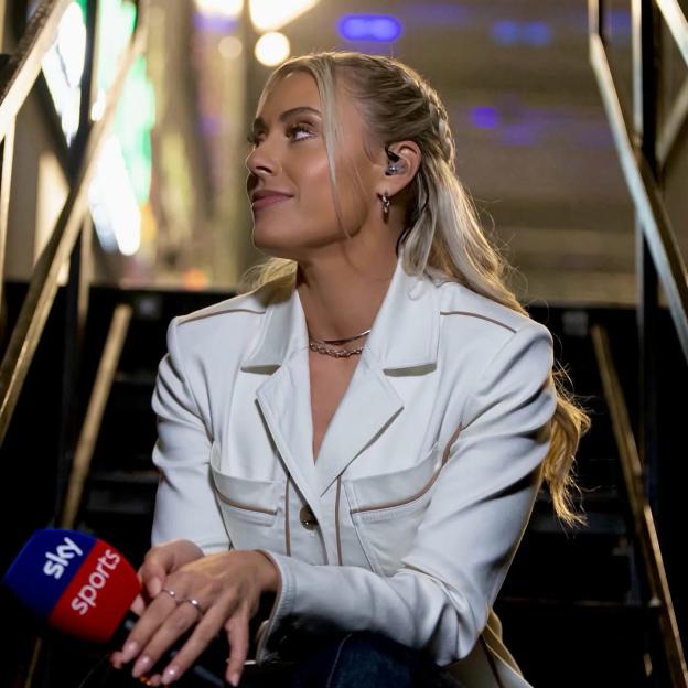 Emma Paton Dazzles in Bold Outfit at Grand Slam of Darts Final, Earns 'Perfection' Praise from Fans!