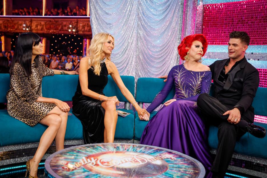 Aljaz Skorjanec and La Voix and two female presenters sitting on a blue sofa.