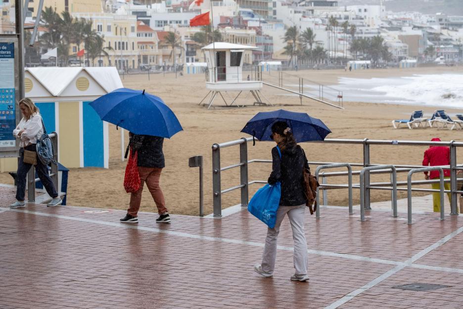 Las Palmas, Gran Canaria, Canary Islands, Spain. 19th March, 2026. A few hardy tourists, some British, on the city beach in Las Palmas on Gran Canaria as storm Therese batters the Canary Islands bringing strong winds heavy rains Snow has fallen in th