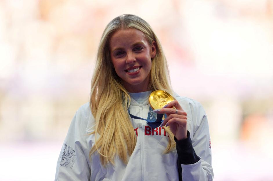 : Athletics - Women's 800m Victory Ceremony