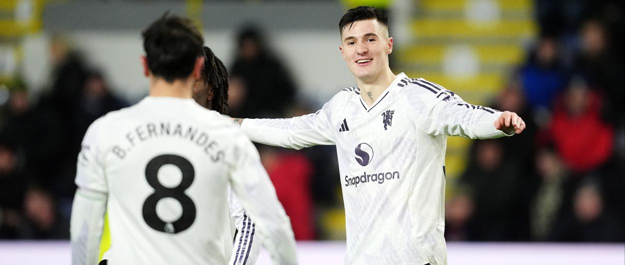 Manchester United's Benjamin Sesko celebrates with teammates after scoring a goal.