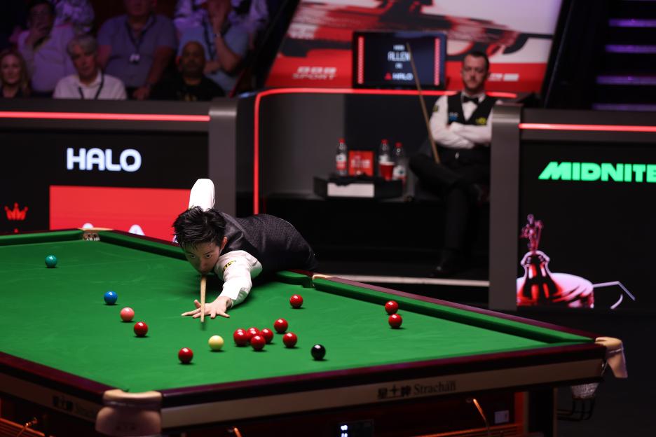 Wu Yize playing snooker at the Halo World Snooker Championship.