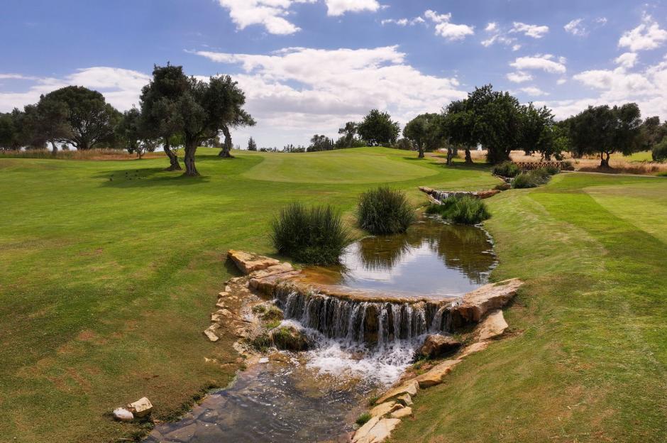 Quinta de Cima golf course with a small stream and waterfalls.