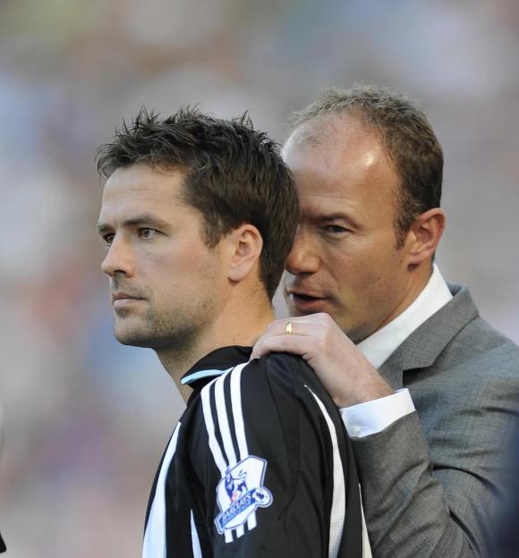 Alan Shearer Gives Michael Owen A Pep Talk Before Bringing Him On. Aston Villa V Newcastle Premier League. Pic Andy Hooper