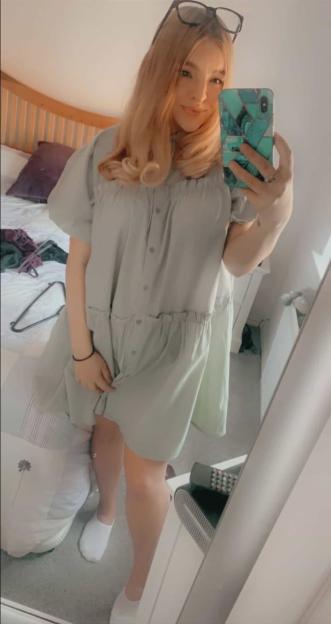 Chelsea Hammill taking a selfie in a mirror.