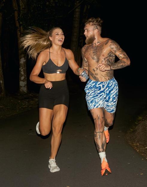 Jake Paul and Jutta Leerdam running side by side.