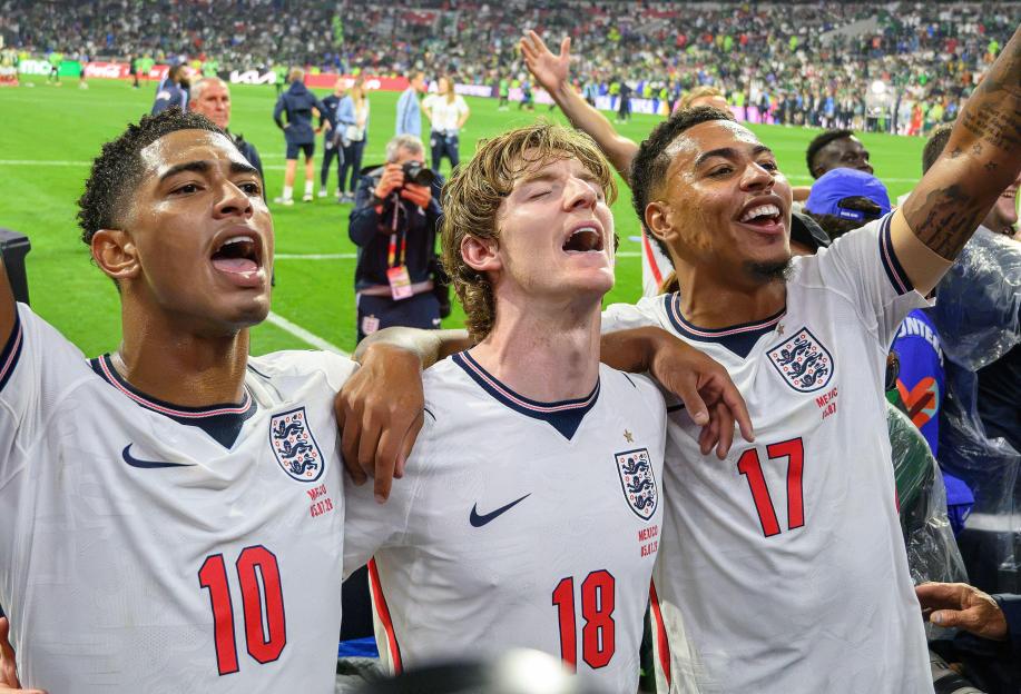 05 July 2026 - Mexico v England - Azteca Stadium- Mexico City - R16 - 2026 World Cup - USA. Jude Bellingham, Anthony Gordon and Morgan Rogers celebrate victory with the England fans at the final whistle. Picture : Mark Pain / Alamy Live News