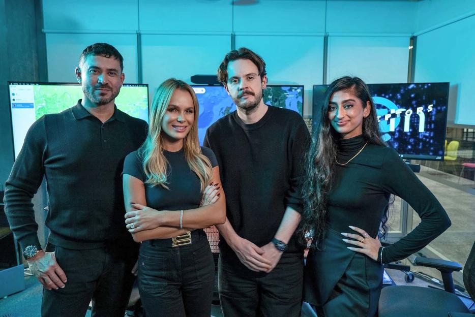 Amanda Holden and three other people in a TV BIZ show about hunting scammers.