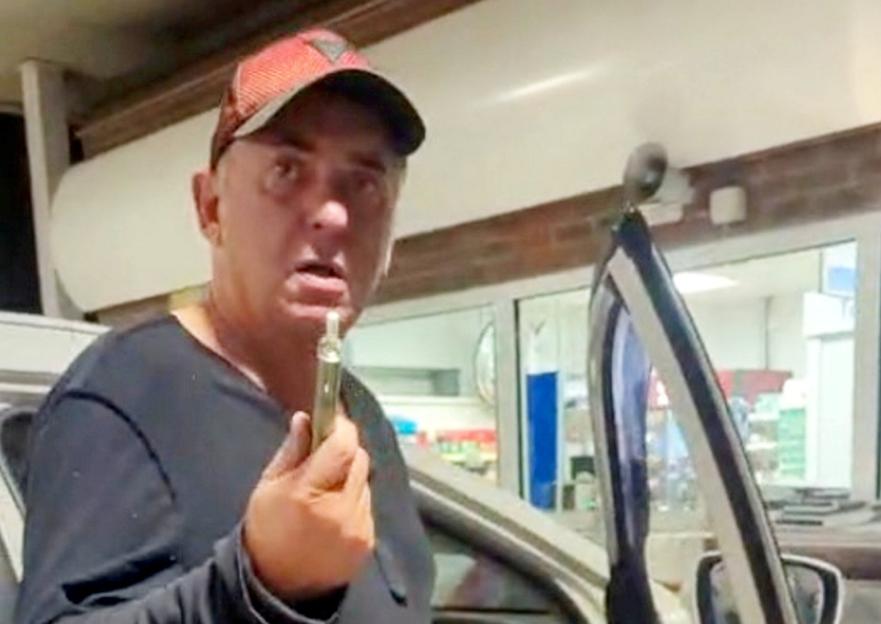 Shane Richie confronts staff at a Tesco petrol station while holding a vape.