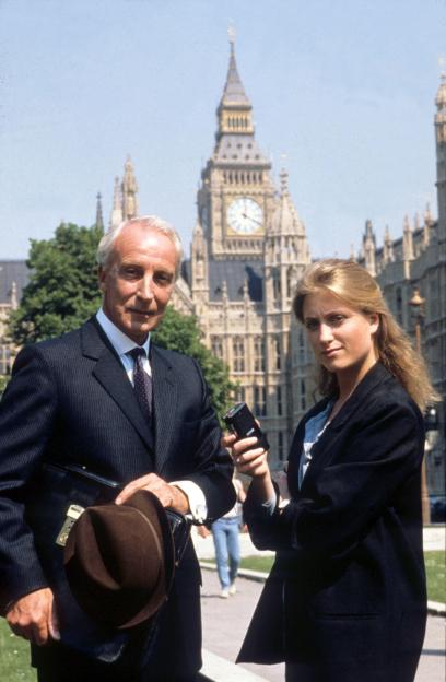 HOUSE OF CARDS IAN RICHARDSON as Francis Urquhart, SUSANNAH HARKER Date: 1990