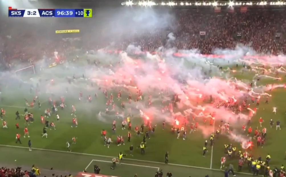 Wild Scene: Hundreds of Slavia Prague Fans Storm the Pitch and 'Attack' Rival Keeper, Match Cut Short at the Last Minute