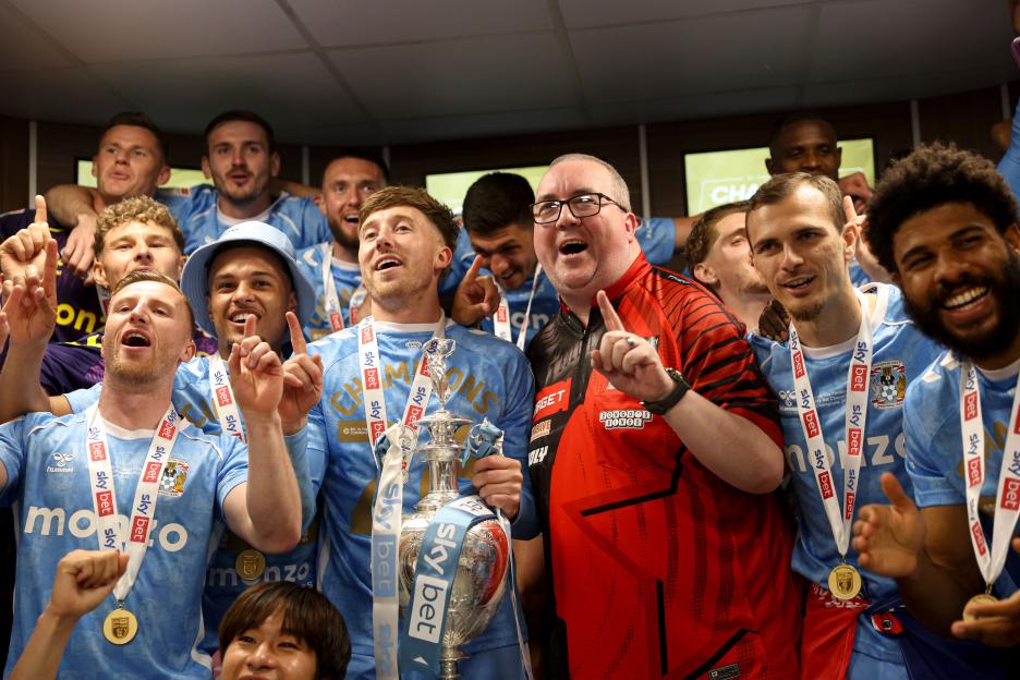 'Which Dimension Are We in? Fans Stunned as Stephen Bunting Sings 'Titanium' at Coventry Dressing Room Bash!'