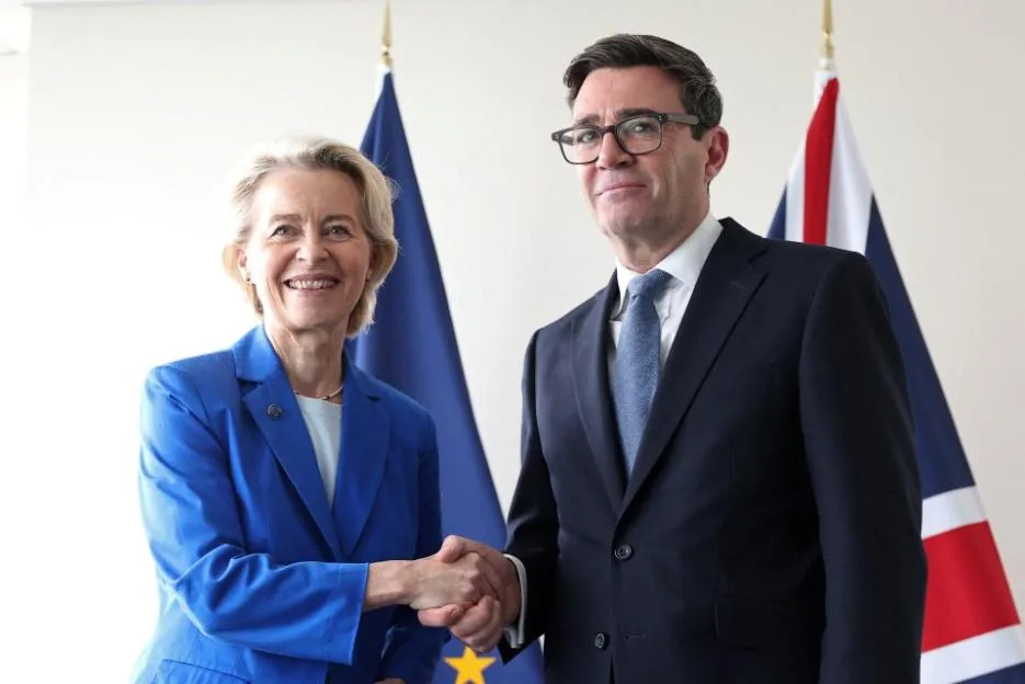 British Prime Minister Andy Burnham shakes hands with European Commission President Ursula von der Leyen.