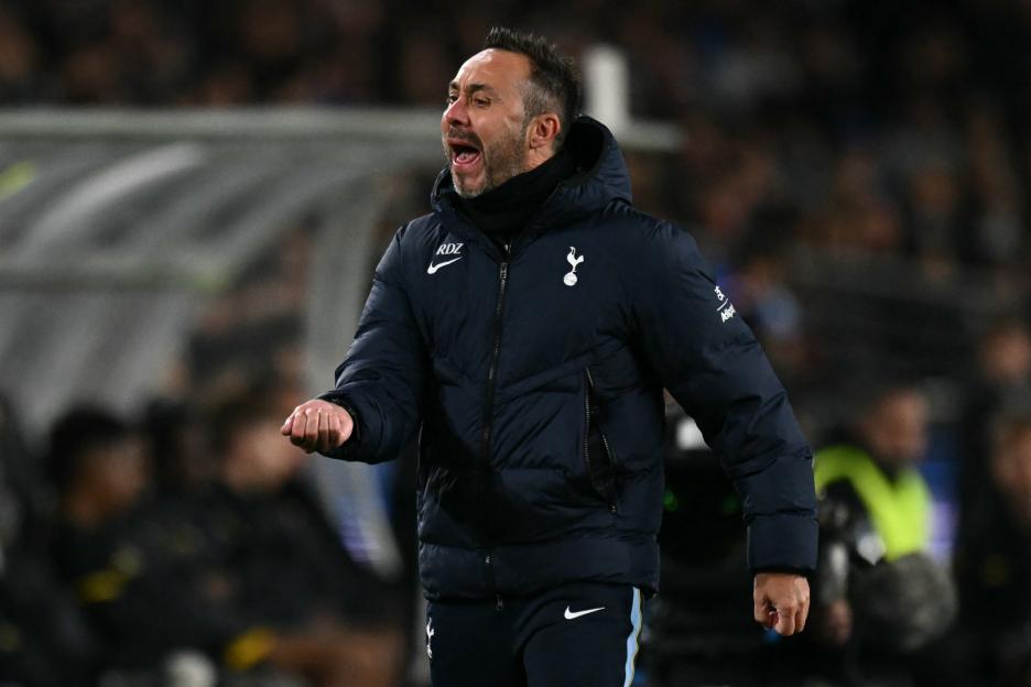 Tottenham's coach Roberto De Zerbi shouting instructions.