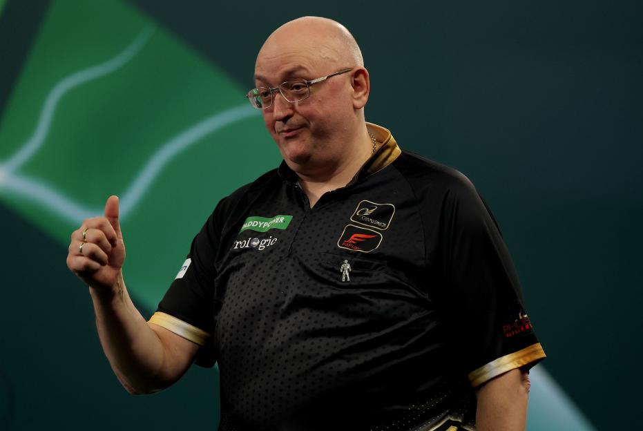 'Darts Star Reveals Ambitious Plan to Buy Neighbors' House with £1M Prize Winnings!'