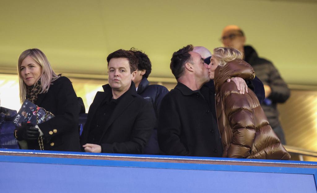 Excl - ANT & DECS MATCH OF THE DAY DATE! ?????.Ant McPartlin and Declan Donnelly enjoyed a Premier League double date with their wives as they took in the action at Stamford Bridge yesterday..The telly favourites were joined by Ants wife Anne?M