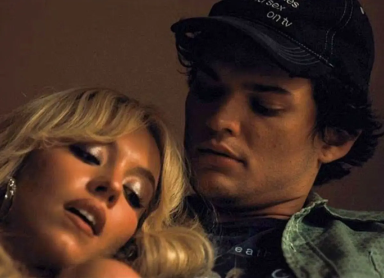'Nepo Baby Goes Bold: Strips Down for Steamy Scene with Sydney Sweeney – Can You Name His Famous Dad?'