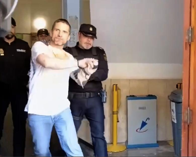 Handcuffed Brit shouts ‘f**k off’ as he & partner face 10 years in jail after ‘trying to kidnap woman’ on Spanish island