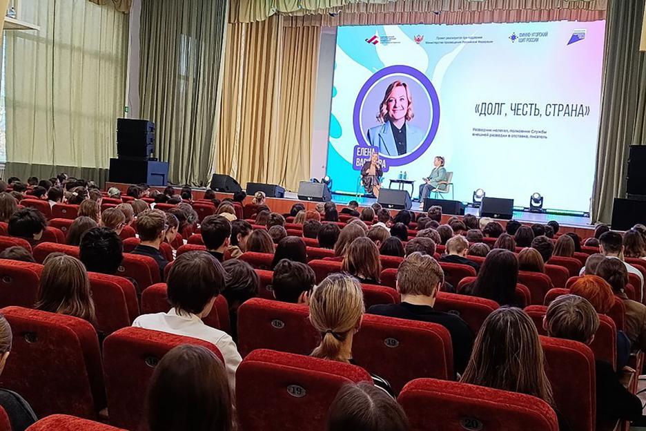 'Putin's Spies Seek Young Female Agents to Strengthen Russia's Espionage Efforts'