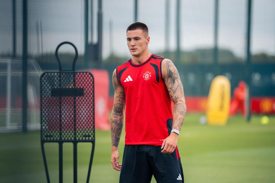 'Benjamin Sesko's Incredible Body Transformation Unveiled for the 2026/27 Season, Leaving Man Utd Fans Saying 'We're Not Ready!''