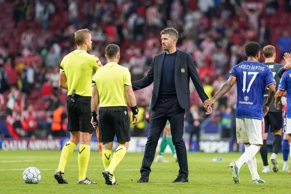 Manchester United head coach Michael Carrick speaks with Referee Glenn Nyberg (Sweden) after the Atletico Madrid v Manchester United UEFA Champions League matchday 2 at the Riyadh Air Metropolitano, Madrid, Spain on 13 October 2026 Credit: Eleanor H