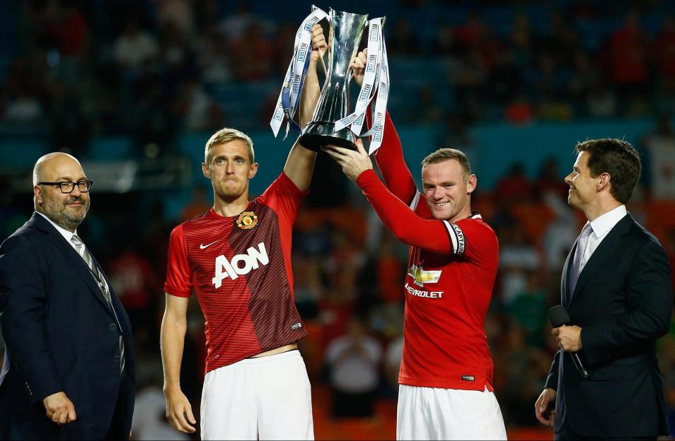 Darren Fletcher and Wayne Rooney hold up the International Champions Cup.