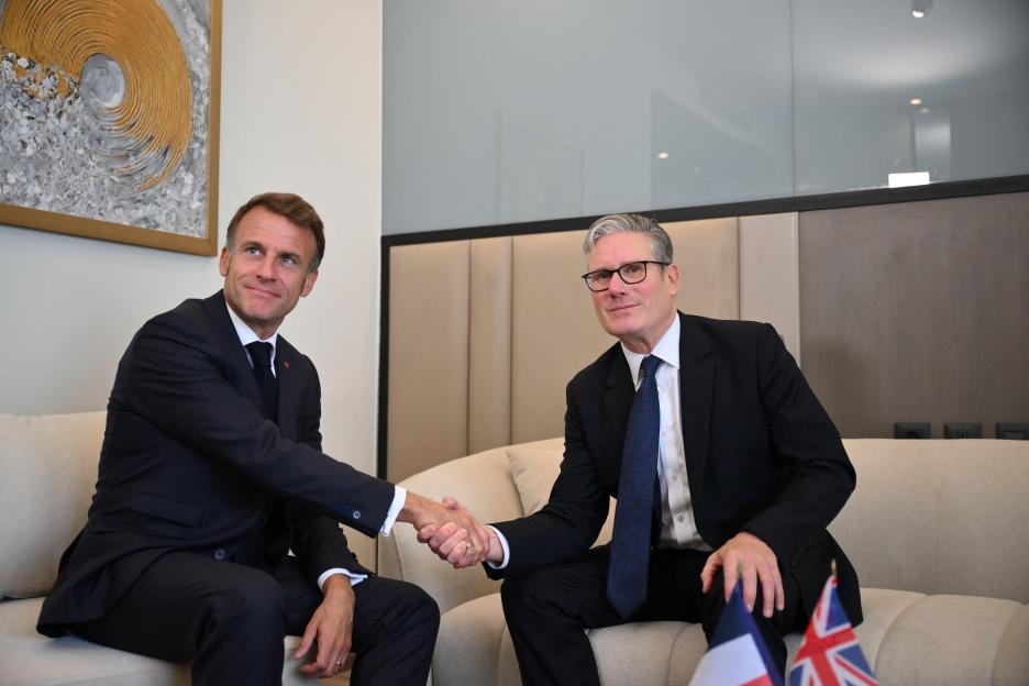 Sharm El Sheikh, Egypt. 13th Oct, 2025. French President Emmanuel Macron meets UK Prime Minister Keir Starmer in Sharm El Sheikh, Egypt on October 13, 2025 before to participate at a Peace Summit. Chaired by Egypt's President al-Sisi and with the par