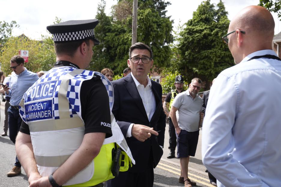 Prime Minister Andy Burnham speaks to a police incident commander about wildfires.