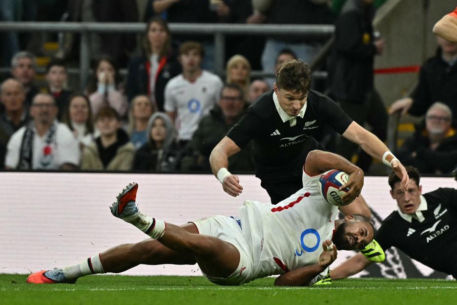 Ollie Lawrence scores a try for England
