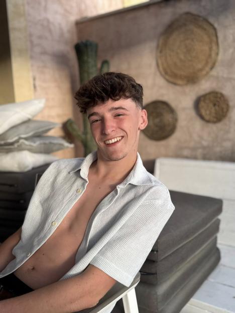 'Heartbroken Family Pays Tribute to Student Who Died from Meningitis in Oxfordshire Outbreak'