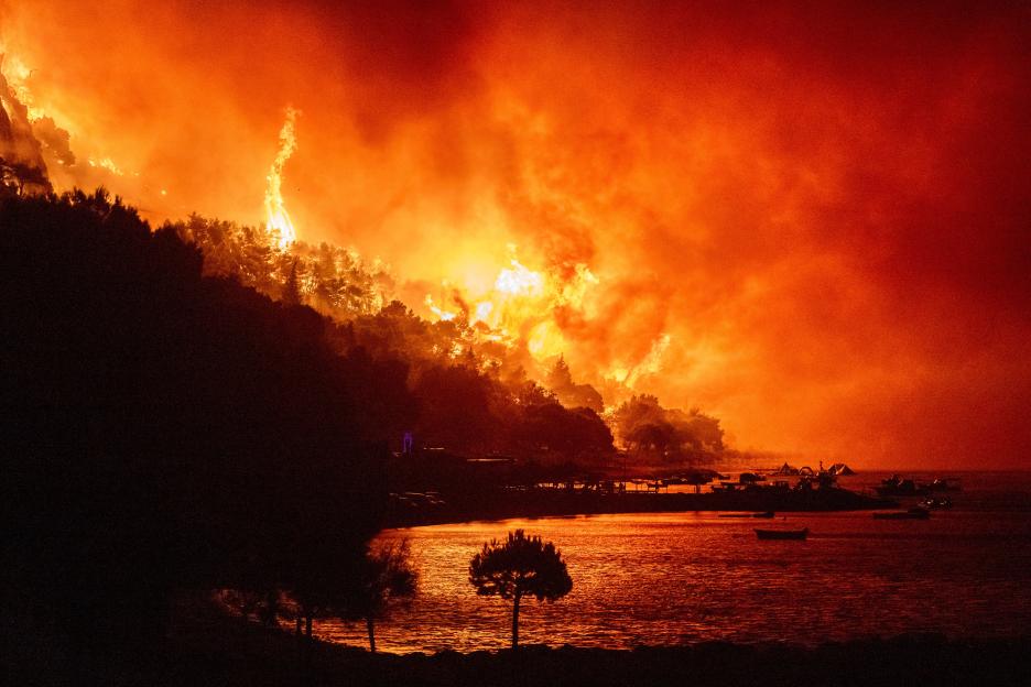 "Mass Evacuation of 1,200 Tourists and Locals as Devastating Wildfire Claims One Life"