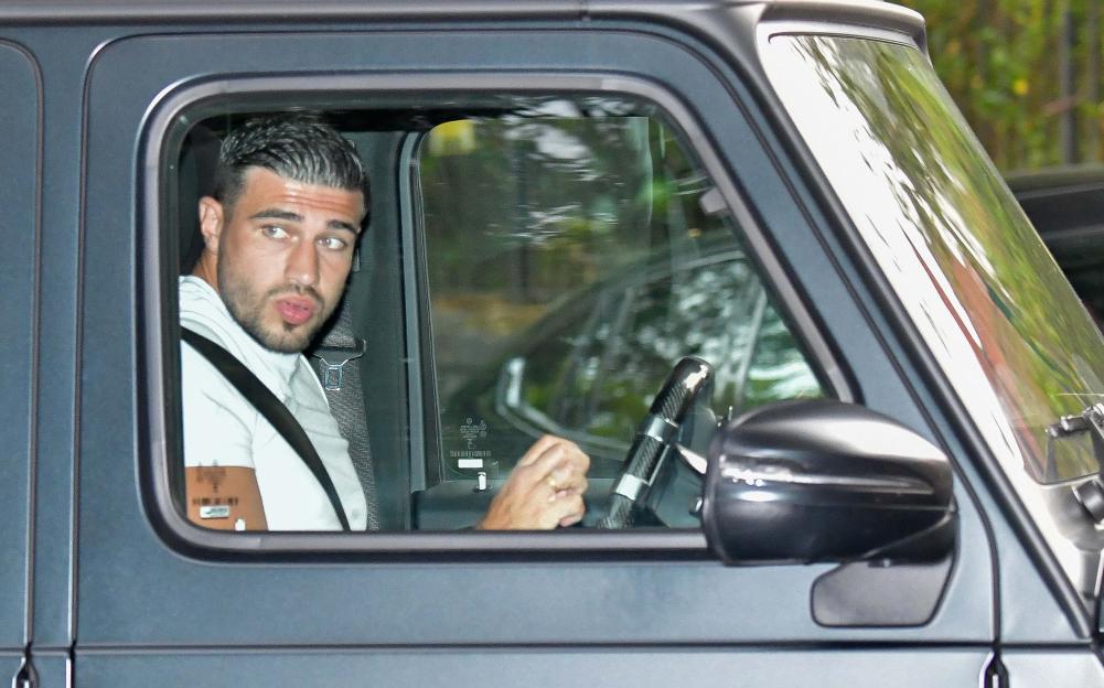 Tommy Fury in a car.