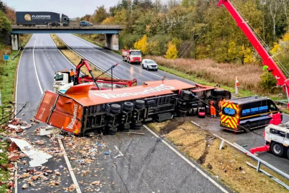 A1(M) closed in BOTH directions after Warburtons lorry overturns & leaves bread strewn across motorway