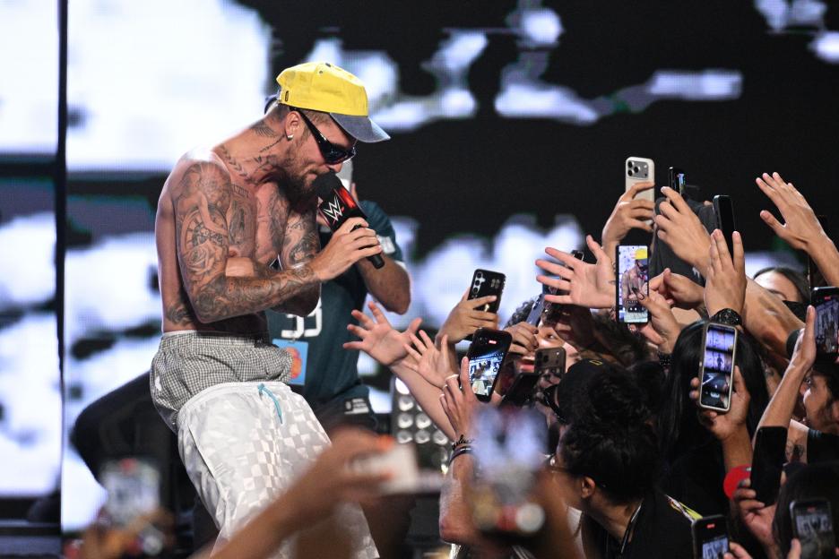 Justin Bieber Goes Shirtless at Fanatics Fest, Just Before Stepping into the Spotlight for the World Cup Final!