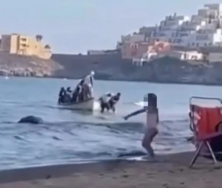 VIDEO: Migrant ¿taxi boat¿ arrives at popular beach before nine men jump off and wade ashore