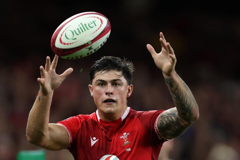 Cardiff, UK. 09th Nov, 2025. Louis Rees-Zammit of Wales in action. Wales v Argentina, 2025 Quilter Autumn Nations series match at the Principality Stadium in Cardiff on Sunday 9th November 2025. pic by Andrew Orchard/Andrew Orchard sports photography