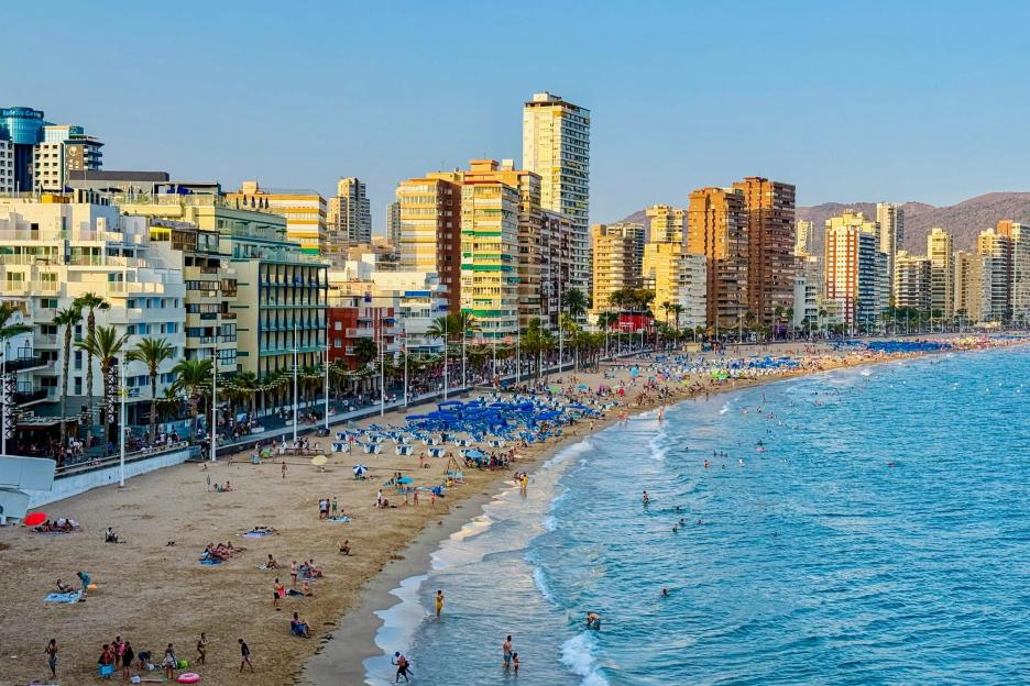 Tragic Parasailing Accident Claims Life of 66-Year-Old British Tourist in Benidorm Holiday