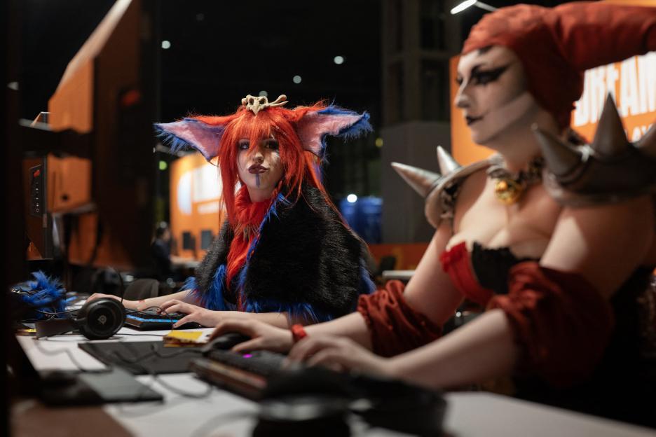 Cosplaying gamers dressed as Shaco and Gnar play League of Legends at DreamHack 2026.
