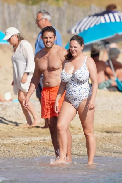 *PREMIUM-EXCLUSIVE* *MUST CALL FOR PRICING BEFORE USAGE* Kelly Brook and her husband Jeremy Parisi are soaking up the sun in Saint-Tropez for a dreamy Mediterranean escape.